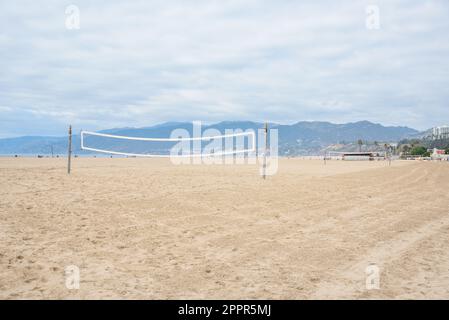 Filets de volley-ball sur une plage de sable en automne Banque D'Images