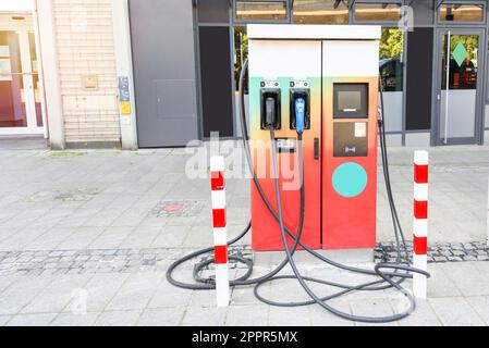 Point de recharge pour voiture électrique sur un trottoir le long d'une rue dans un centre-ville Banque D'Images