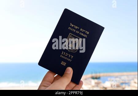 Femme avec passeport d'Israël dehors, gros plan Banque D'Images