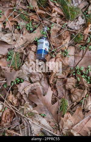 Everett, ma, US-5 avril 2023 : bouteille de liqueur vide au sol. Les communautés locales envisagent d'interdire la vente de bouteilles d'alcool à usage unique. Banque D'Images