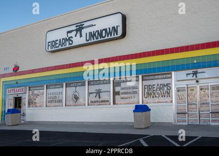 Yuma, AZ, US-22 décembre 2022: Magasin d'armes à feu vendant des armes d'assaut avec le nom armes à feu inconnues. Banque D'Images