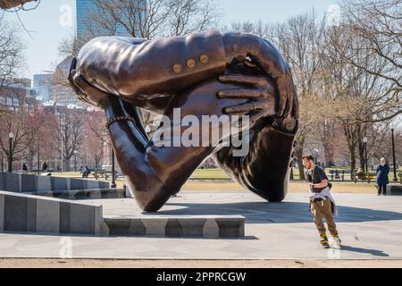 Boston, ma, US-21 mars 2023: La sculpture de l'étreinte dans le commun de Boston en l'honneur du Dr Martin Luther King et de sa femme Coretta Scott King. Banque D'Images