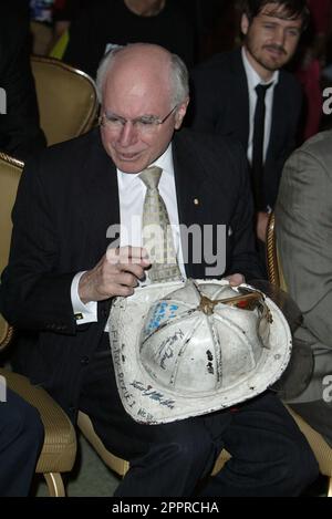 L'ancien Premier ministre australien John Howard est le porte-parole des pompiers australiens qui se rendent aux États-Unis pour rejoindre les pompiers américains lors du jogging « Tour of Duty » de LOS ANGELES à New York. En commençant à LA sur 12 août et en arrivant à New York sur 11 septembre, la course commémorera les travailleurs des services d'urgence tués dans l'exercice de leurs fonctions lors des attaques de 11 septembre contre le World Trade Centre en 2001. Sydney, Australie - 09.08.10 Banque D'Images