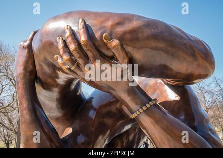 Boston, ma, US-21 mars 2023: La sculpture de l'étreinte dans le commun de Boston en l'honneur du Dr Martin Luther King et de sa femme Coretta Scott King. Banque D'Images