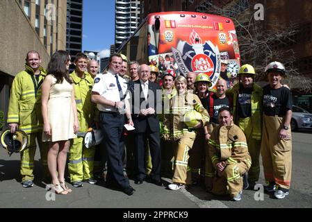 L'ancien Premier ministre australien John Howard est le porte-parole des pompiers australiens qui se rendent aux États-Unis pour rejoindre les pompiers américains lors du jogging « Tour of Duty » de LOS ANGELES à New York. En commençant à LA sur 12 août et en arrivant à New York sur 11 septembre, la course commémorera les travailleurs des services d'urgence tués dans l'exercice de leurs fonctions lors des attaques de 11 septembre contre le World Trade Centre en 2001. Sydney, Australie - 09.08.10 Banque D'Images