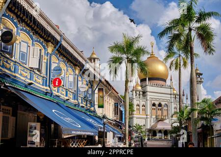 Mosquée Sultan à Kampong Glam / zone de la rue arabe à Singapour, avec hébergement économique Cube Boutique Capsule Hotel sur la gauche Banque D'Images