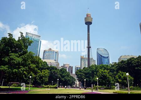 Sydney, Nouvelle-Galles du Sud / Australie - 14/12/2019: Vue sur la tour de Sydney depuis Hyde Park. Banque D'Images