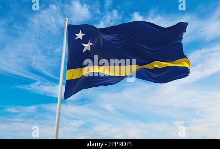 Drapeau des Curacaoans créoles néerlandais sur fond ciel nuageux, vue panoramique. drapeau représentant un pays éteint, un groupe ethnique ou une culture, régional Banque D'Images