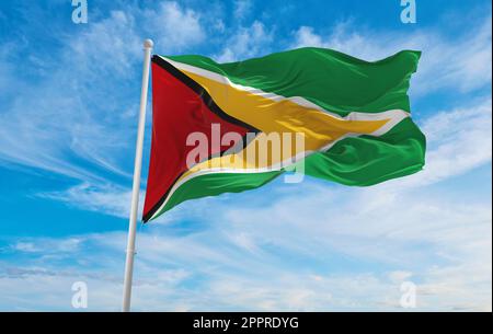 Drapeau des peuples créoles anglais peuple guyanais sur fond ciel nuageux, vue panoramique. drapeau représentant un pays, un groupe ethnique ou une culture éteint, réf Banque D'Images