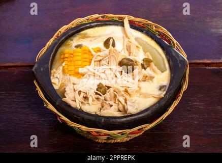 Ajiaco, cuisine colombienne traditionnelle, accompagnée de poulet râpé, crème de lait, câpres, maïs sur l'épi et pomme de terre Banque D'Images