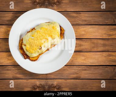 Patacon frit avec du poulet râpé et du fromage - cuisine de rue colombienne Banque D'Images