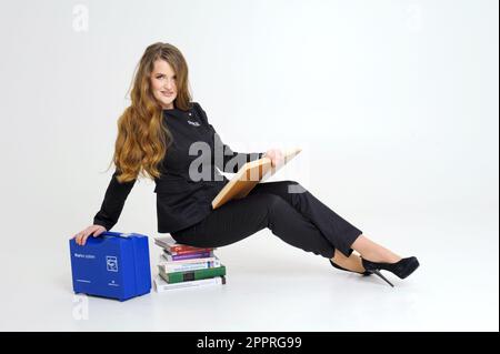 Femme avec une valise bleue dans les mains et la dentisterie assemble l'articule Ukraine 2023 Banque D'Images