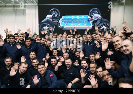 Gemlik, province de Bursa, Turkiye. 24th avril 2023. Le président turc Recep Tayyip Erdogan pose une photo de groupe avec les travailleurs lors d'une cérémonie révolutionnaire pour une nouvelle usine de fabrication de batteries automobiles à Gemlik, dans la province de Bursa, T¨¹rkiye, on 24 avril 2023. La construction d'une nouvelle usine de fabrication de batteries automobiles a commencé lundi dans le nord-ouest de T¨¹rkiye par une cérémonie à laquelle a assisté le président turc Recep Tayyip Erdogan. Credit: Xinhua/Alay Live News Banque D'Images