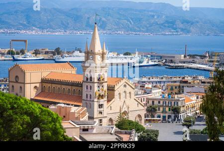 Vue sur la ville de Messine avec la Piazza del Duomo et la cathédrale, Italie. Port et détroit de Messine entre la Sicile et l'Italie. Calabre littoral dans Banque D'Images