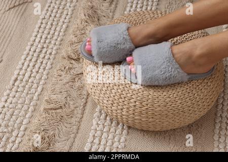 Femme portant des chaussons gris doux à l'intérieur, gros plan Banque D'Images