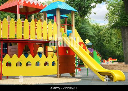 Nouvelle maison de jeu de château colorée avec toboggan sur l'aire de jeux pour enfants Banque D'Images