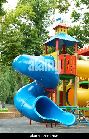 Nouvelle maison de jeu de château colorée avec toboggan sur l'aire de jeux pour enfants Banque D'Images