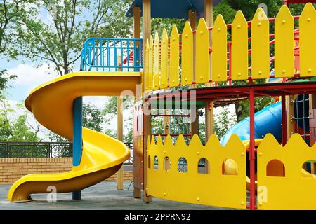 Nouvelle maison de jeu de château colorée avec toboggan sur l'aire de jeux pour enfants Banque D'Images