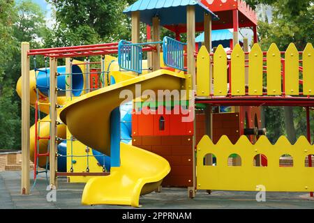 Nouvelle maison de jeu de château colorée avec toboggan sur l'aire de jeux pour enfants Banque D'Images