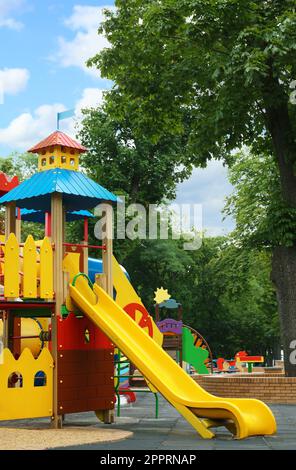 Nouvelle maison de jeu de château colorée avec toboggan sur l'aire de jeux pour enfants Banque D'Images