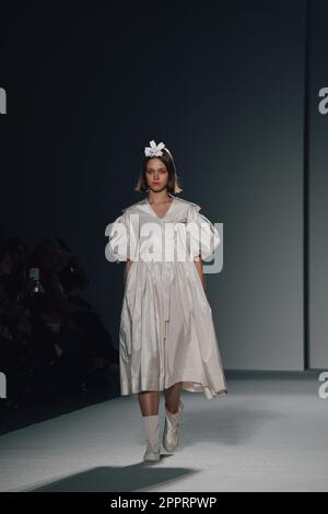 Londres, Royaume-Uni, 21st avril 2023, Minju Kim présente ses créations de mode dans le cadre de Fashion in Motion au Victoria & Albert Museum. Minju Kim est une marque de mode basée à Séoul, construite sur la créativité artistique, l'imagination de conte de fées, et l'art de l'artisanat. Fashion In Motion est une série de défilés de mode en direct au V&A, mettant en vedette des créateurs de mode du monde entier. Andrew Lalchan Photography/Alamy Live News Banque D'Images