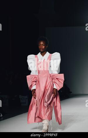 Londres, Royaume-Uni, 21st avril 2023, Minju Kim présente ses créations de mode dans le cadre de Fashion in Motion au Victoria & Albert Museum. Minju Kim est une marque de mode basée à Séoul, construite sur la créativité artistique, l'imagination de conte de fées, et l'art de l'artisanat. Fashion In Motion est une série de défilés de mode en direct au V&A, mettant en vedette des créateurs de mode du monde entier. Andrew Lalchan Photography/Alamy Live News Banque D'Images