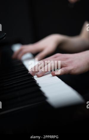 Un musicien jouant du piano. Les mains du pianiste sur le clavier. Banque D'Images