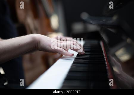 Un musicien jouant du piano. Les mains du pianiste sur le clavier. Banque D'Images