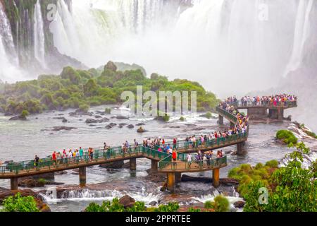 Touristes sur une passerelle suspendue en admirant la vue sur Garganta Del Diablo, ou Devil's gorge, célèbre cascade géante en forme de U dans les célèbres chutes d'Iguazu Banque D'Images