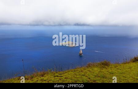 Nuages de tempête tropicale au-dessus de Pacific Ocean Horizon. Point de vue pittoresque du site archéologique d'Orongu. Île de Pâques Skyline Rapa Nui Isla de Pascua Chili Banque D'Images