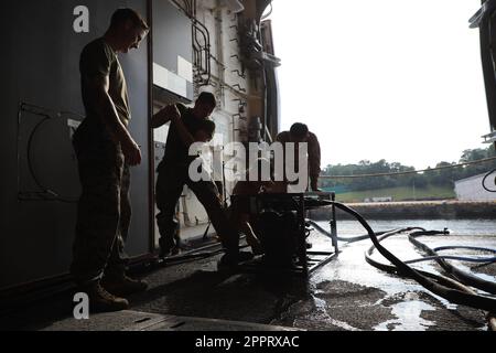 SEMBAWANG, SINGAPOUR (17 JANVIER 2023) – ÉTATS-UNIS Marines affecté au bataillon de logistique de combat 13, 13th Marine Expeditionary Unit, lancer un générateur tout en mettant en place un système de purification d'eau de poids léger à bord du quai de transport amphibie USS John P. Murtha (LPD 26), janv. 17. Le MEU 13th est embarqué sur le groupe de préparation amphibie de l'île de Makin, composé du navire d'assaut amphibie USS Makin Island (LHD 8) et des navires de quai de transport amphibie USS Anchorage (LPD 23) et John P. Murtha, et opérant dans la zone d'exploitation de la flotte américaine 7th. 7th Fleet est le U.S. Le plus grand déploiement vers l'avant de la Marine Banque D'Images