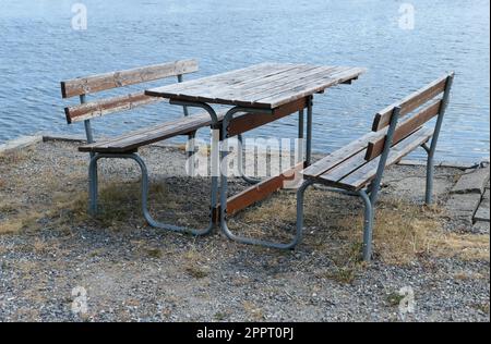 Vider le banc extérieur et la table à côté de l'eau Banque D'Images