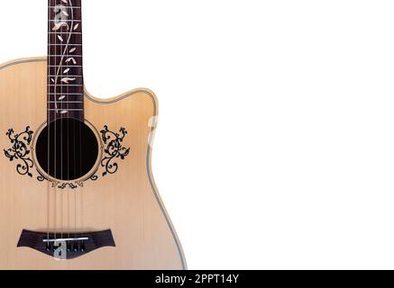 Guitare acoustique, fleur Inlay sur le fingerboard autour du trou sonore, avec un chemin d'écrêtage, isolé sur fond blanc Banque D'Images