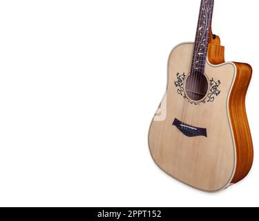 Guitare acoustique, fleur Inlay sur le fingerboard autour du trou sonore, avec un chemin d'écrêtage, isolé sur fond blanc Banque D'Images