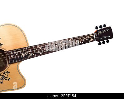 Guitare acoustique, fleur Inlay sur le fingerboard autour du trou sonore, avec un chemin d'écrêtage, isolé sur fond blanc Banque D'Images