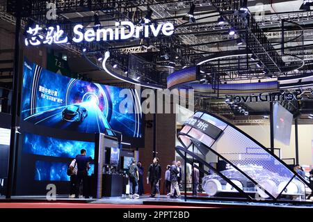 SHANGHAI, CHINE - le 20 AVRIL 2023 - les visiteurs regardent les voitures au stand de SemiDrive Technology, le leader du noyau de voiture intelligent, à la Shangha 2023 Banque D'Images