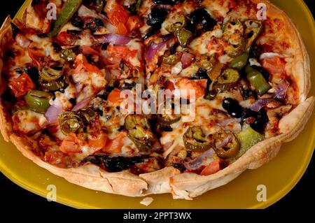 Pizza mexicaine avec des piments sur fond noir Banque D'Images