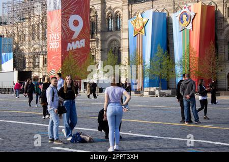 Moscou, Russie. 24th avril 2023. Les touristes prennent des photos sur la place Rouge. La Russie célèbre chaque année le jour de la victoire sur 9 mai. Selon les médias, en 2023, un seul chef d'État étranger assistera au défilé militaire traditionnel sur la place Rouge. Crédit : SOPA Images Limited/Alamy Live News Banque D'Images