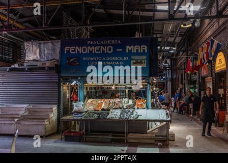 Vendeurs de poisson au marché central de Santiago, Chili Banque D'Images
