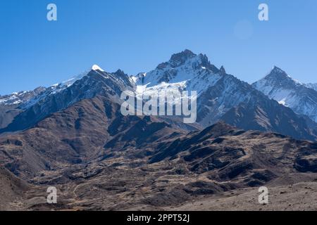 Les montagnes enneigées au-dessus du désert dans la vallée de Mustang au Népal. Banque D'Images