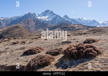 Les montagnes enneigées au-dessus du désert dans la vallée de Mustang au Népal. Banque D'Images