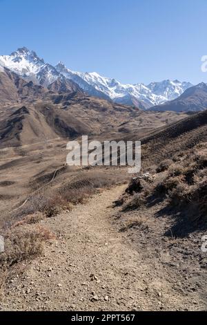 Un sentier dans les montagnes de l'Himalaya de la vallée de Mustang au Népal. Banque D'Images