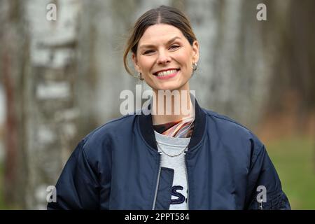 Rheinsberg, Allemagne. 19th avril 2023. EVA Briegel, chanteuse du groupe Juli, a pris sa photo lors d'une séance de photos au Landhaus Siebenwasser. Le nouvel album du groupe Juli, intitulé "l'été est terminé", sera publié sur 28.04.2023. Crédit : Michael Bahlo/dpa/Alay Live News Banque D'Images