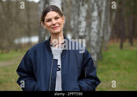 Rheinsberg, Allemagne. 19th avril 2023. EVA Briegel, chanteuse du groupe Juli, a pris sa photo lors d'une séance de photos au Landhaus Siebenwasser. Le nouvel album du groupe Juli, intitulé "l'été est terminé", sera publié sur 28.04.2023. Crédit : Michael Bahlo/dpa/Alay Live News Banque D'Images