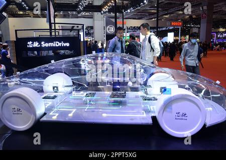 SHANGHAI, CHINE - le 20 AVRIL 2023 - les visiteurs regardent les voitures au stand de SemiDrive Technology, le leader du noyau de voiture intelligent, à la Shangha 2023 Banque D'Images
