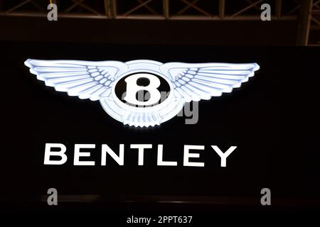 SHANGHAI, CHINE - 21 AVRIL 2023 - LOGO du stand de Bentley au salon de l'auto de Shanghai 2023 à Shanghai, en Chine, au 21 avril 2023. Banque D'Images