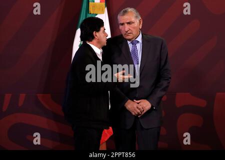 Non exclusif: 24 avril 2023, Mexico, Mexique: Le secrétaire de l'intérieur du Mexique, Adan Augusto Lopez avec le porte-parole de la présidence, Banque D'Images