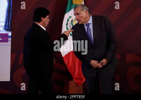 Non exclusif: 24 avril 2023, Mexico, Mexique: Le secrétaire de l'intérieur du Mexique, Adan Augusto Lopez avec le porte-parole de la présidence, Banque D'Images