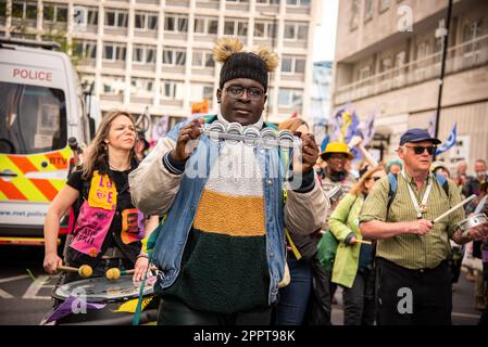 Londres, Royaume-Uni. 24th avril 2023. Un groupe participe à la marche de démonstration pour mettre fin aux combustibles fossiles. Le Big One est une action de quatre jours à partir du 21-24 avril 2023 avec une invitation à tout le monde de s'unir pour survivre, où des gens de tous les groupes et mouvements, et pas seulement XR, se rassembleront dans tout Westminster et au Parlement.plus de 200 organisations soutiennent - dont Greenpeace, Les amis de la Terre et PCS Union pour n'en nommer que quelques-uns. Crédit : SOPA Images Limited/Alamy Live News Banque D'Images