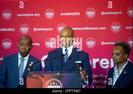 Washington, États-Unis. 21st avril 2023. Le maire Eric Adams (démocrate de New York, New York), au centre, le maire Sylvester Turner (démocrate de Houston, Texas), à gauche, Et le maire Lori Lightfoot (démocrate de Chicago, Illinois), à droite, tient une conférence de presse lors de la neuvième Conférence annuelle de l'Association des maires afro-américains (AAMA) à l'hôtel Omni Shoreham à Washington, DC, Etats-Unis vendredi, 21 avril 2023. Photo de Rod Lamkey/CNP/ABACAPRESS.COM crédit: Abaca Press/Alay Live News Banque D'Images